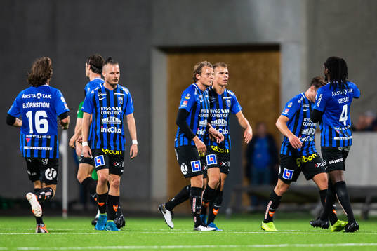 Sirius Elias Andersson jublar med lagkamrater