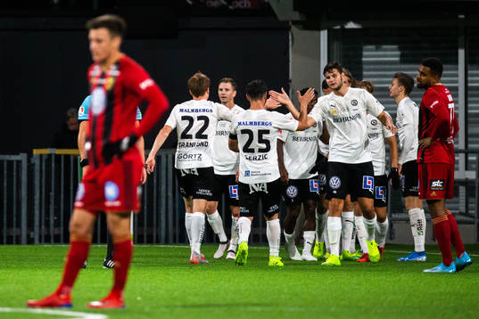 Örebros Agon Mehmeti jublar med lagkamrater