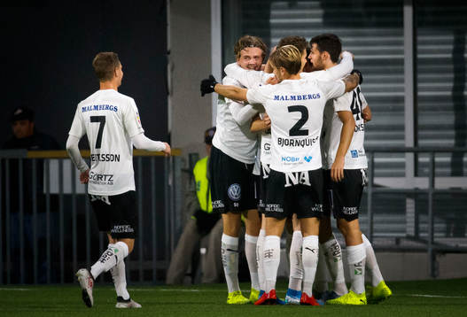 Örebros Niclas Bergmark jublar vid 2-0