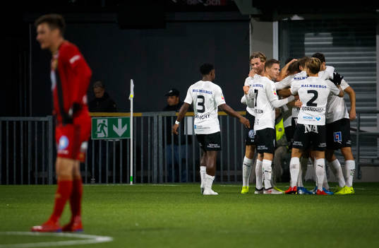 Örebros Niclas Bergmark jublar vid 2-0 och Östersunds