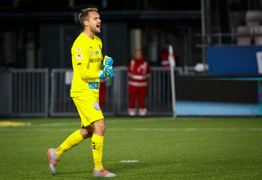 Örebros målvakt Oscar Jansson jublar