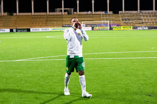 Hammarbys Serge-Junior Martinsson Ngouali jublar
