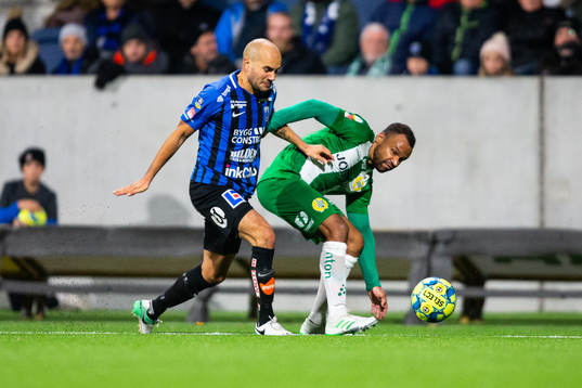 Hammarbys Serge-Junior Martinsson Ngouali i kamp om bollen