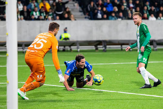 Sirius Philip Haglund faller i straffområdet framför