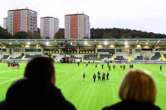 Häckens spelare värmer upp innan fotbollsmatchen i