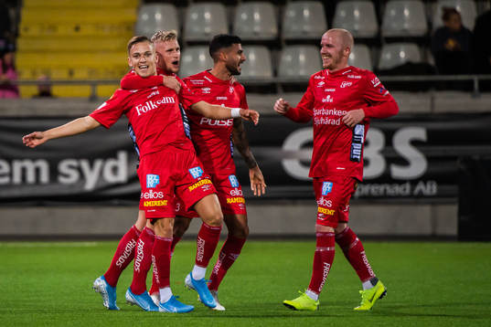 Elfsborgs Jesper Karlsson jublar med lagkamrater