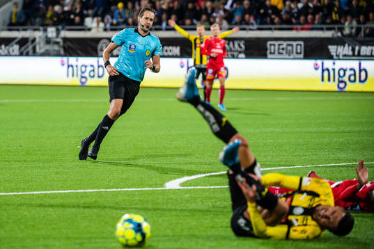 Häckens domare Victor Wolf dömer straff till Häcken