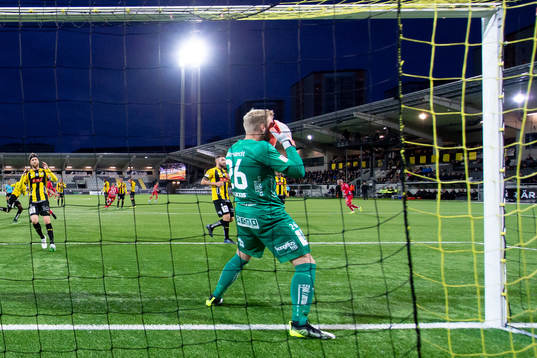 Häckens målvakt Peter Abrahamsson deppar
