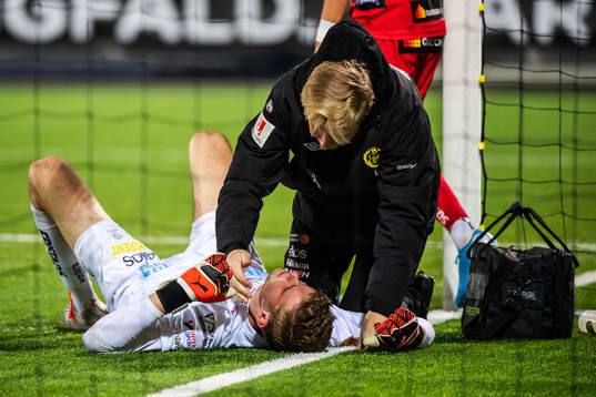 Elfsborgs målvakt Tim Rönning får vård