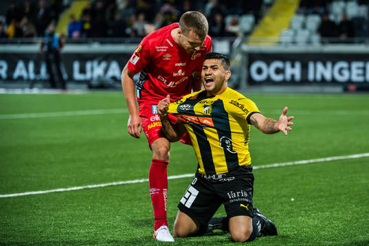 Elfsborgs Gustav Henriksson reagerar mot Häckens Paulinho