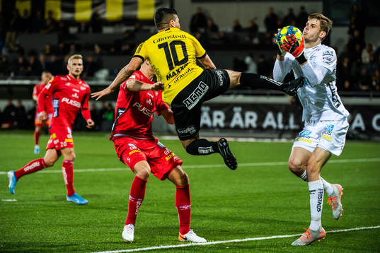 Häckens Paulinho mot Elfsborgs målvakt Tim Rönning