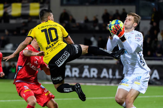 Häckens Paulinho och Elfsborgs målvakt Tim Rönning