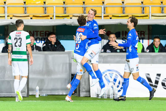 Norrbys Robin Strömberg jublar med lagkamrater