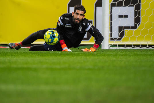 IFK Göteborgs målvakt Ioannis Anestis värmer upp