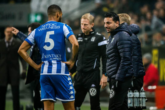 IFK Göteborgs tränare Poya Asbaghi i samtal med spelarna