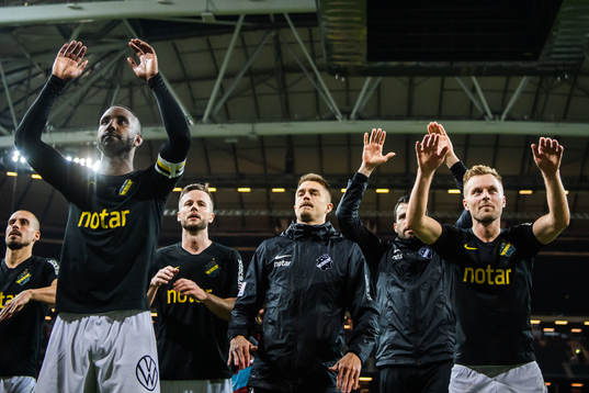 s Henok Goitom och Sebastian Larsson jublar