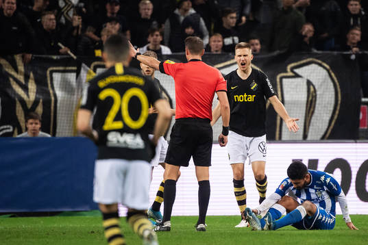 s Karol Mets reagerar mot domare Andreas Ekberg