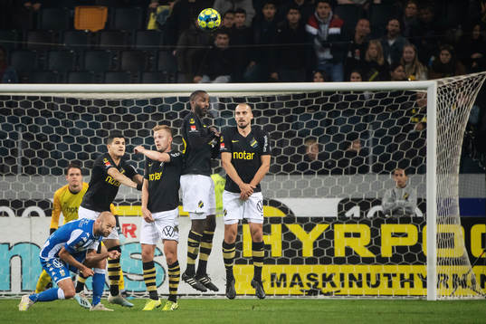 s målvakt Oscar Linnér, Tarik Elyounoussi, Sebastian