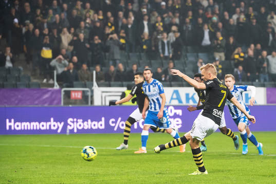 s Sebastian Larsson lägger en straff