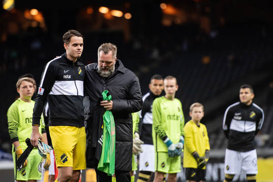 s målvakt Oscar Linnér hyllas för sin 100:e match av