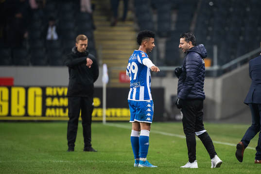 IFK Göteborgs Tobias Sana i samtal med tränare Poya