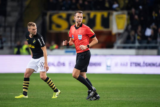 s Sebastian Larsson och domare Andreas Ekbergunder