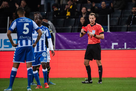 Domare Andreas Ekberg delar ut ett rött kort till IFK