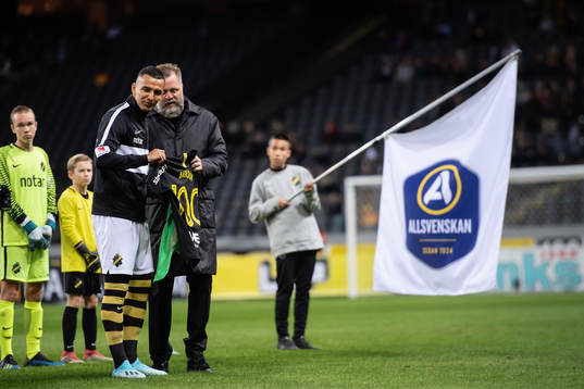 s Nabil Bahoui hyllas för sin 100:e match av sportchef