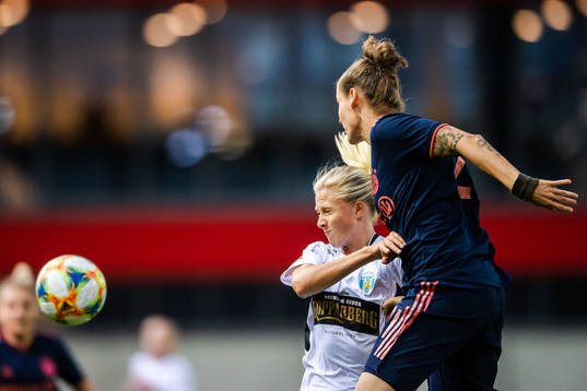 Rebecka Blomqvist of Göteborg and Simone Laudehr of Bayern