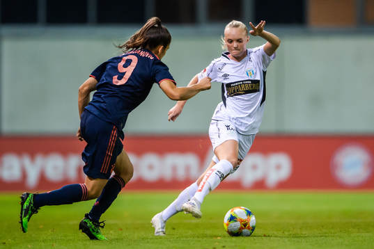 Jovana Damnjanovic of Bayern Munich and Emma Pennsäter of