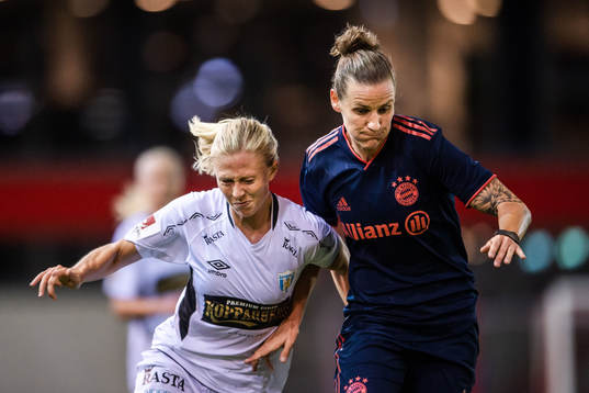 Rebecka Blomqvist of Göteborg and Simone Laudehr of Bayern