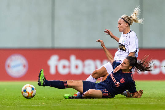 Emma Koivisto of Göteborg and Jovana Damnjanovic of Bayern