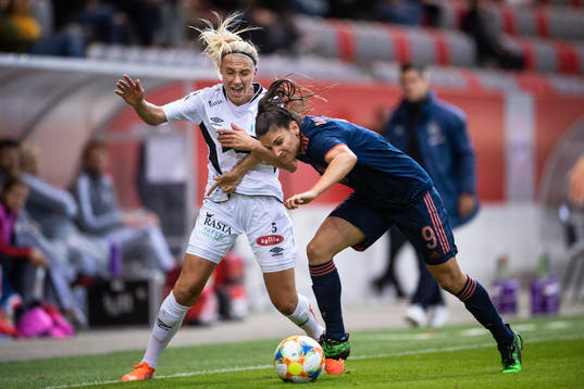 Emma Koivisto of Göteborg and Jovana Damnjanovic of Bayern