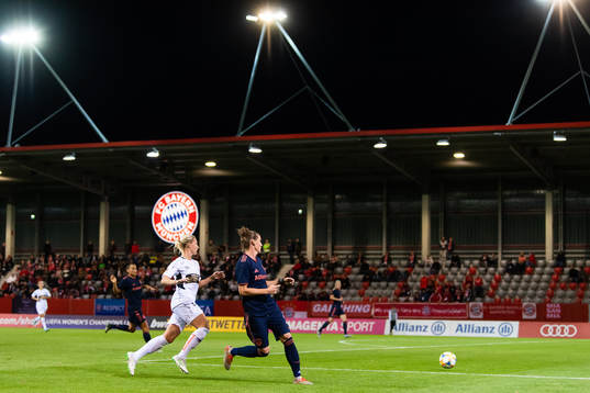 Rebecka Blomqvist of Göteborg and Simone Laudehr of Bayern