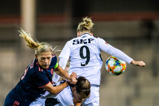 Carina Wenninger of Bayern Munich and Julia Zigiotti Olme