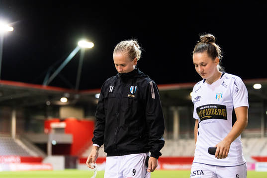 Filippa Curmark and Vilde Bøe Risa look dejected