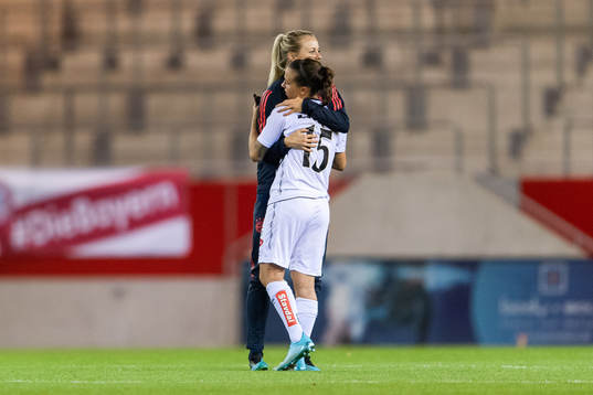 Amanda Ilestedt of Bayern Munich hug Julia Zigiotti Olme of