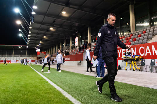 Marcus Lantz, head coach of Göteborg looks dejected