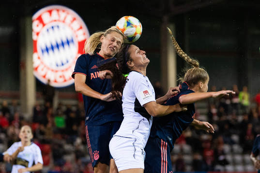 Carina Wenninger of Bayern Munich and Taylor Leach of