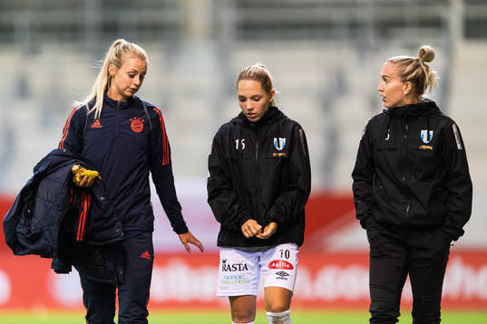 Amanda Ilestedt of Bayern Munich talking to Elin Rubensson