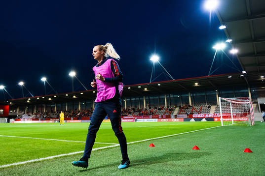 Amanda Ilestedt of Bayern Munich warms up