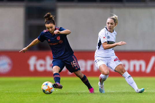Lina Magull of Bayern Munich and Elin Rubensson of Göteborg