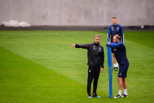 Tränare Olof Mellberg i samtal med Andreas Granqvist