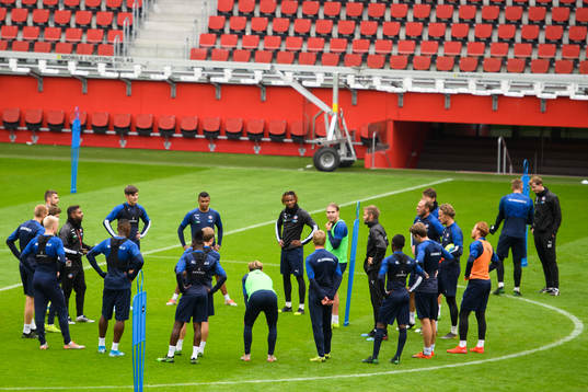 Tränare Olof Mellberg har genomgång