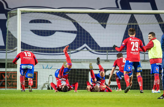 Österspelarna jublar