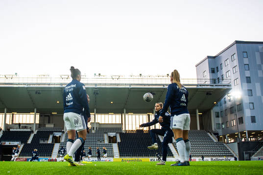 Djurgårdens spelare värmer upp
