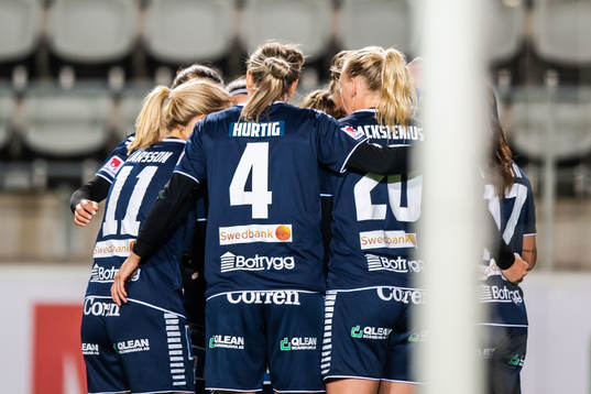 Linköpings Lina Hurtig jublar med lagkamrater