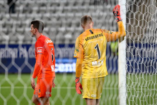 AFC Eskilstunas målvakt Ole Söderberg deppar