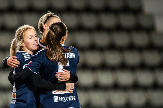 Linköpings Mimmi Larsson jublar med lagkamrater