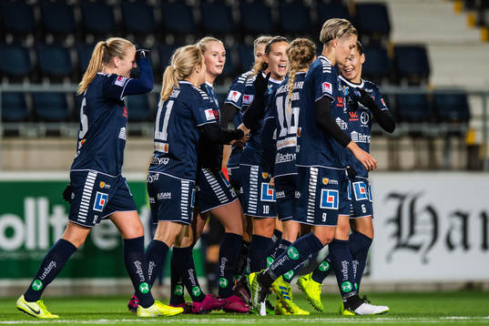 Linköpings Stina Blackstenius jublar med lagkamrater